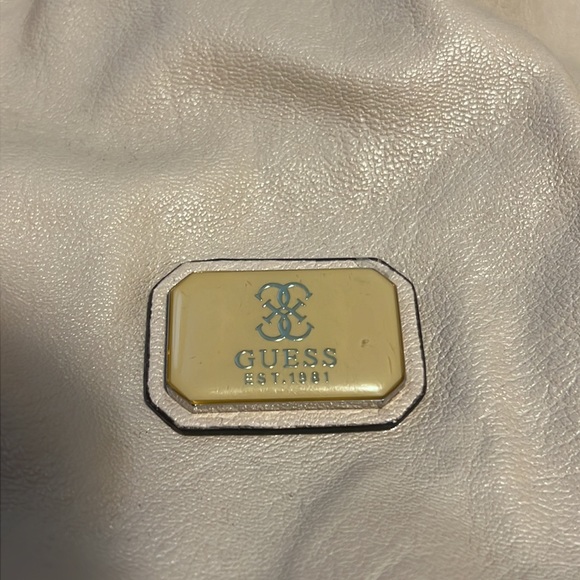 Guess purse. - Picture 2 of 7